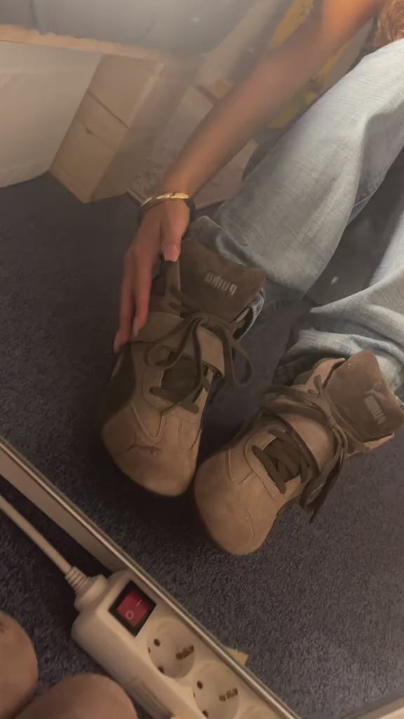 Puma Speedcat Wedge Totally Taupe Chocolate indossata ai piedi