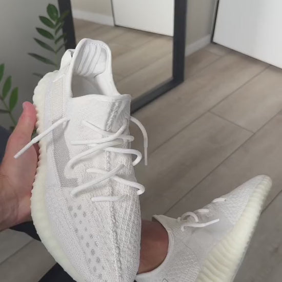 Adidas Yeezy Boost 350 V2 Bone indossata ai piedi