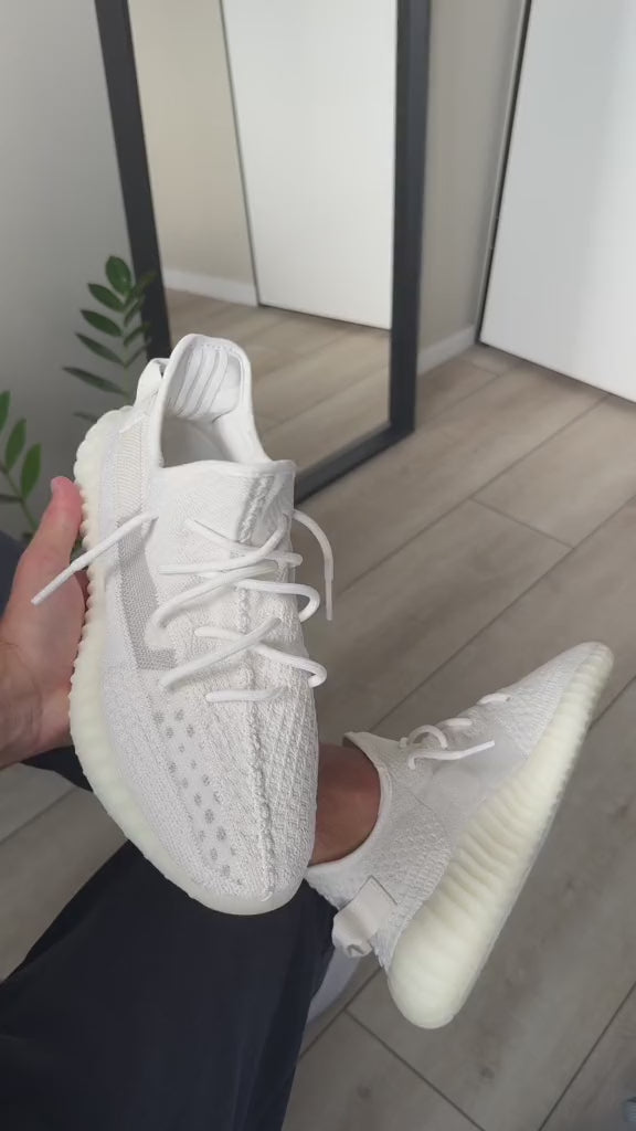 Adidas Yeezy Boost 350 V2 Bone indossata ai piedi
