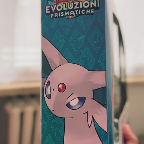 Confezione Collezione Premium Pokémon SV Evoluzioni Prismatiche con statuina con sta 360 gradi