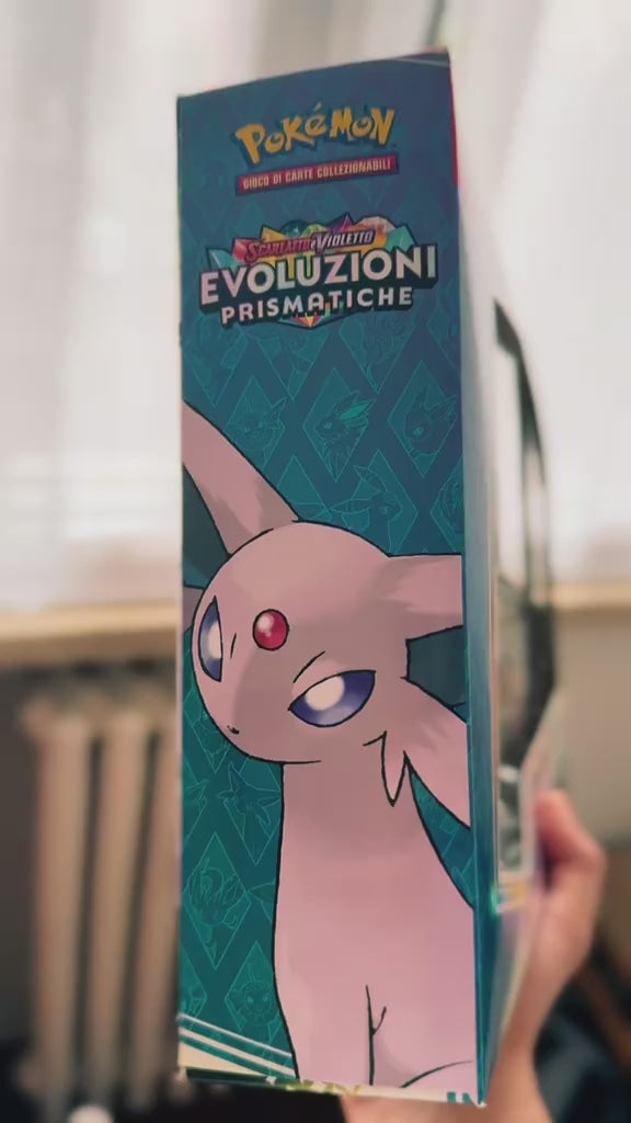 Confezione Collezione Premium Pokémon SV Evoluzioni Prismatiche con statuina con sta 360 gradi