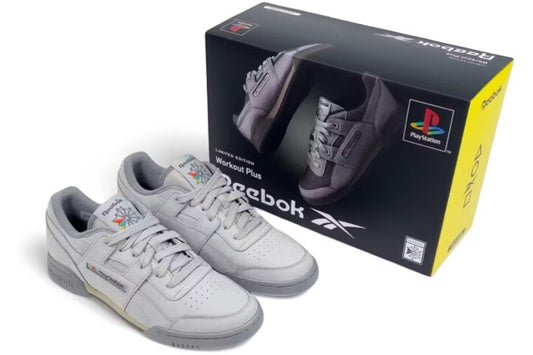 Reebok Workout Plus x PlayStation 30th Anniversary vista angolata destra e box