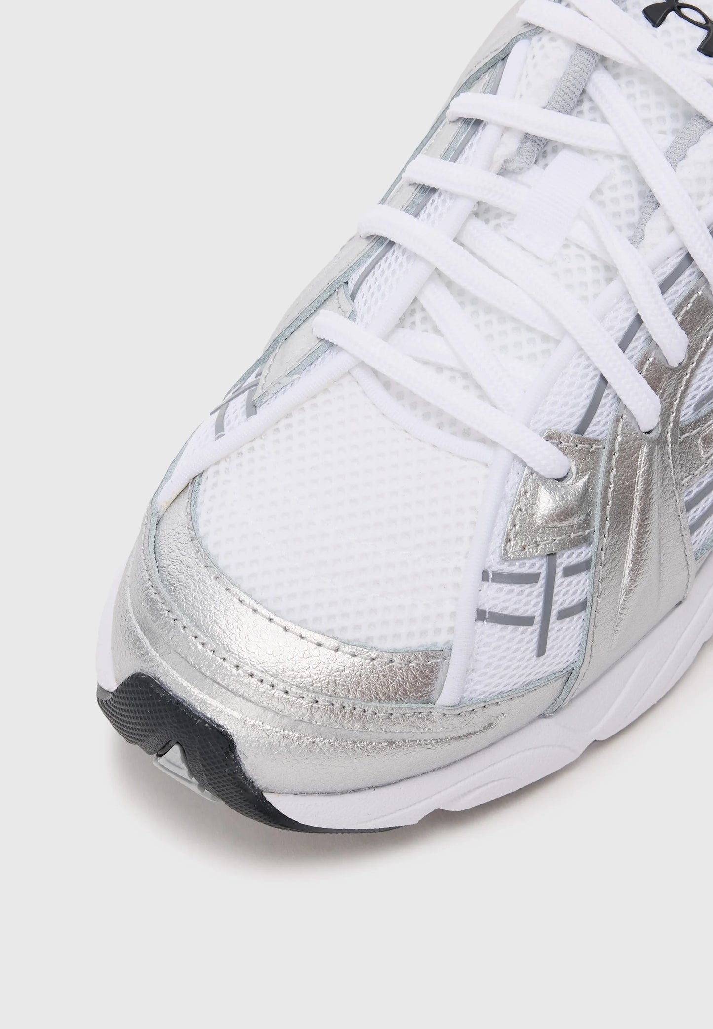 Dettaglio toe Under Armour sulla SOLA White Metallic Silver
