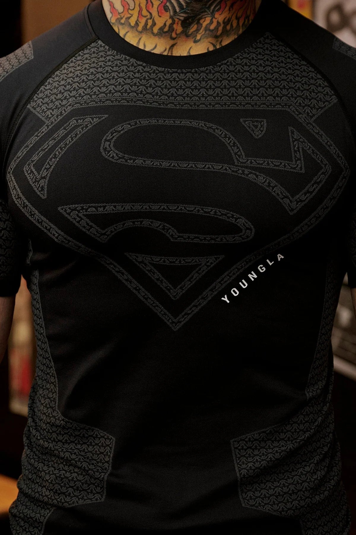 YoungLA 4117 Superman compression tee black vista ravvicinata